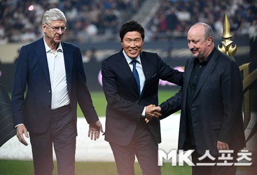 차범근 전 국가대표팀 감독(중앙)은 14일 서울월드컵경기장에서 열린 2025 아이콘매치: 창의 귀환, 반격의 시작의 서막을 알렸다. 그는 FC스피어의 아르센 벵거 감독(왼쪽), 실드 유나이티드의 라파엘 베니테스 감독(오른쪽)과 환한 미소로 인사를 나눴다. 사진(서울 상암)=천정환 기자