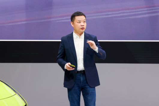 ‘중국의 테슬라’로 불리는 중국 전기차 기업 샤오펑의 창업자 허샤오펑 회장 겸 최고경영자(CEO)가 지난 9일 독일 뮌헨에서 개막한 ‘IAA 모빌리티 2025’에 참가해 청중들에게 샤오펑의 비전과 제품을 설명하고 있다. <사진=샤오펑>