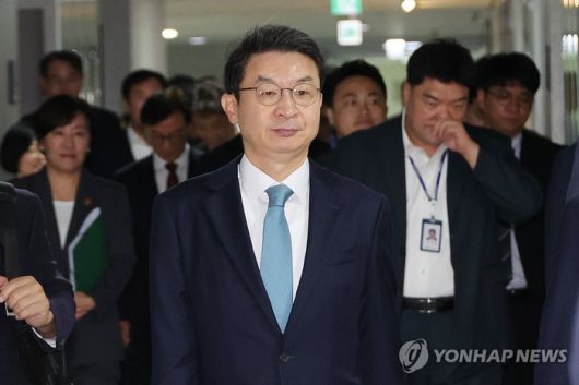 이억원 금융위원장이 15일 서울 여의도 국회에서 열린 ‘추석 민생안정대책 당정협의’에 참석하고 있다. [사진 = 연합뉴스]