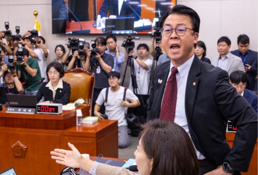 국민의힘 곽규택 의원이 16일 서울 여의도 국회에서 열린 법제사법위원회 전체회의에서 무소속 최혁진 의원의 나경원 의원에 대한 발언에 강하게 항의하고 있다. 2025.9.16 [연합뉴스]