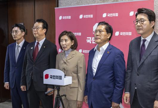 국민의힘 법사위원들이 16일 국회 법제사법위원회 전체 회의에서 국민의힘 간사로 나선 나경원 의원의 선임 건이 무기명 투표를 통해 부결된 뒤 기자회견을 하고 있다. 2025.9.16
[연합뉴스]