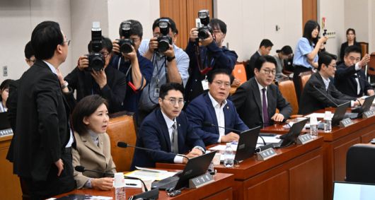 16일 국회에서 열린 제429회국회(정기회) 법제사법위원회 제4차 전체회의에서 국민의힘 의원들이 최혁진 무소속 의원과 설전을 벌이고 있다. 2025.9.16 [한주형기자]