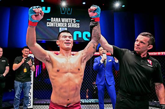 제41회 국제삼보연맹 세계선수권대회 컴뱃 금메달리스트 고석현이 2024년 9월 데이나 화이트 UFC 회장 겸 CEO 주최 유망주 선발대회 Contender Series 시즌8 4주차 메인이벤트 승리 선언을 받고 있다. 사진=TKO