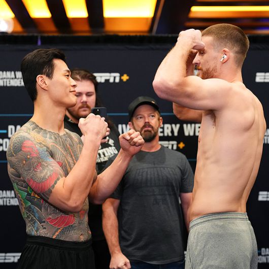 로드FC 챔피언 황인수가 2025년 9월 데이나 화이트 UFC 회장 겸 CEO가 직접 주최하는 오디션 Contender Series 시즌9 6주차 미들급 계체 통과 후 리얼리티프로그램 The Ultimate Fighter 시즌32 토너먼트 준결승 패디 매코리와 마주 보고 있다. 사진=TKO