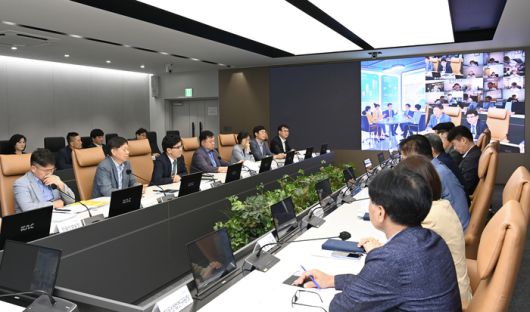 지난 15일 이정기 한국공항공사 사장직무대행(왼쪽에서 세 번째)이 공사 임원, 전국공항장들과 자회사 단체행동에 대비한 점검회의를 하고 있다. <한국공항공사>