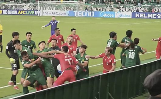 18일 열린 2025~2026시즌 아시아챔피언스리그2(ACL2) 조별리그 E조 1차전에서 베이징 궈안과 베트남 클럽 콩 안 하노이 선수들이 집단 난투극을 벌이는 모습 [사진 = 시니닷컴]