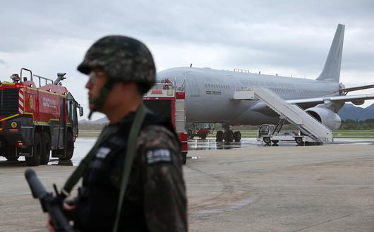 지난 18일 김해국제공항에서 공군 제5공중기동비행단과 한국공항공사 김해공항이 민관군 합동 항공기 사고 대응 훈련을 펼치는 모습. 기사 내용과 직접적인 관련 없음. [사진 출처 = 연합뉴스]