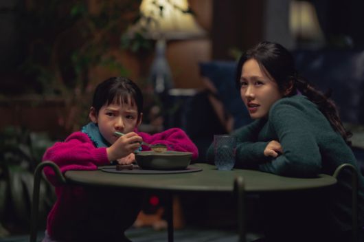 영화 ‘어쩔수가없다’에서 만수의 아내 미리(배우 손예진)와 딸 리원(배우 최소율). [CJ ENM]