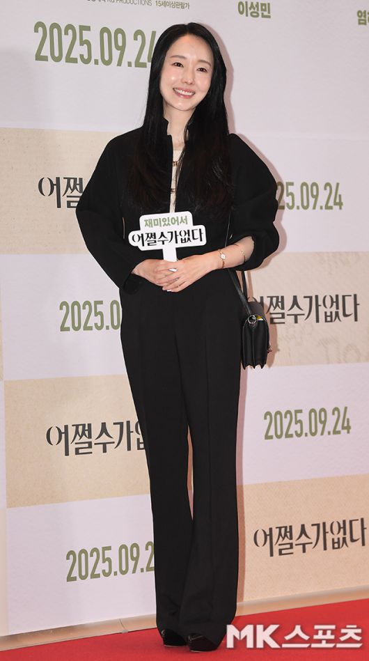 이정현은 올블랙의 미니멀리즘으로 우아함을 강조했다. 사진 = 천정환 기자