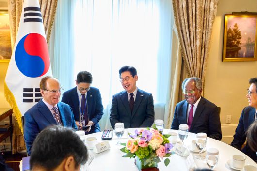 유엔총회 참석차 미국을 방문한 이재명 대통령이 22일(현지시간) 뉴욕의 한 호텔에서 래리 핑크 세계경제포럼 의장을 접견하고 있다. [사진 = 사진공동취재단]