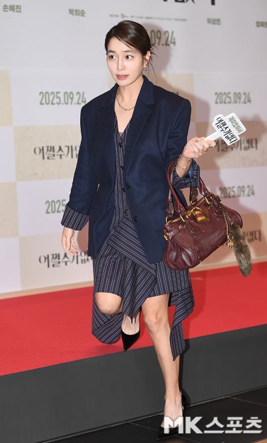 이민정은 단아한 기품을 잃지 않은 채 가을 무드를 입었다. 사진=천정환 기자