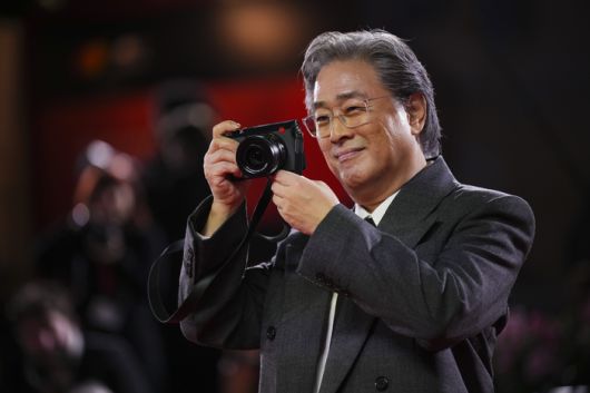 지난달 29일(현지시간) 이탈리아 리도섬에서 열린 베네치아영화제 레드카펫을 밟은 박찬욱 감독. 그는 레드카펫에 자신의 카메라를 들고 입장해 눈길을 끌었다. [AP·연합뉴스]