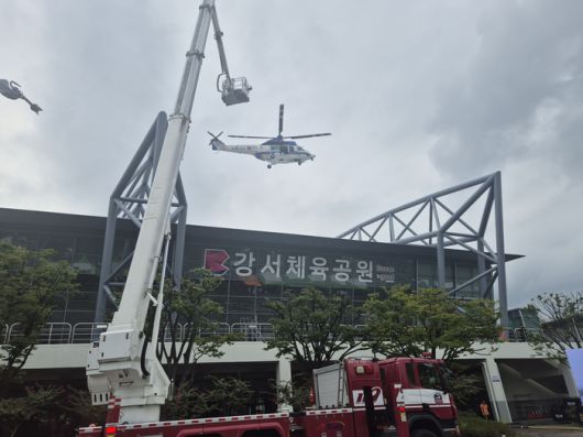 24일 부산 강서구 강서체육공원 실내체육관에서 진행된 ‘레디코리아 훈련’에 출동한 ‘수리온’ 헬기의 모습.