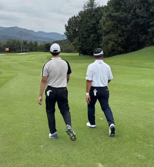 24일 경기 여주시 페럼클럽에서 진행된 현대해상 최경주 인비테이셔널 연습 라운드에서 윤태환과 이야기를 나누고 있는 최경주. 임정우 기자