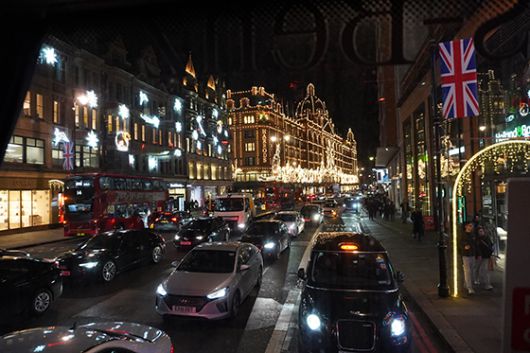 영국 런던 나이츠브리지(Knightsbridge)에 위치한 세계적으로 유명한 럭셔리 백화점 가운데 하나인 해로즈(Harrods) 주변 전경