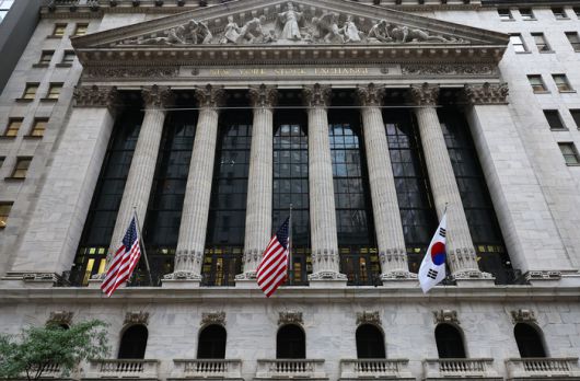 25일(현지시간) 이재명 대통령이 방문한 미국 뉴욕 증권거래소(NYSE)에 태극기가 걸려 있다. [사진 = 연합뉴스]