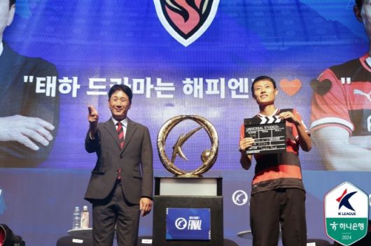 포항 스틸러스 박태하 감독(사진 왼쪽), 김종우. 사진=한국프로축구연맹