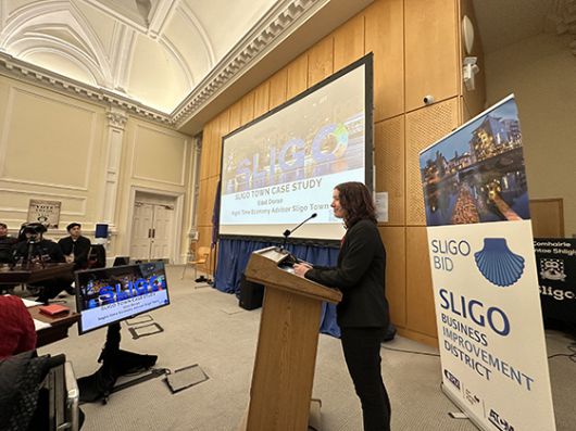 인구 2만 소도시 슬라이고의 야간시장 에델 도란(Edel Doran)이 슬라이고의 신야간경제 전략을 발표하고 있다.