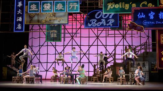 1960년대 홍콩 길거리와 마작 문화를 배경으로 재해석한 홍콩발레단 ‘로미오+줄리엣’의 한 장면. 사진제공=홍콩발레단·ⓒConrad Dy-Liacco