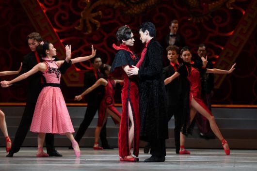 1960년대 홍콩을 배경으로 재해석한 홍콩발레단 ‘로미오+줄리엣’의 한 장면. 무용수들은 서양식 드레스 대신 중국 전통 의상인 치파오를 입는다. 사진제공=홍콩발레단·ⓒTony Luk