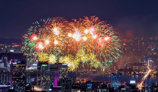 지난 2023년 10월 7일 서울 여의도 한강공원 일대에서 열린 ‘서울세계불꽃축제’에서 화려한 불꽃들이 밤하늘을 수놓고 있다. [이충우 기자]