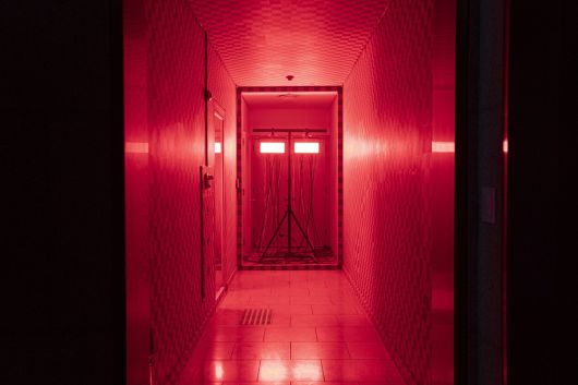 인류의 위기를 암시하듯 붉은빛을 내는 기계의 모습.