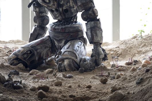 미술관 주 출입구를 가로막고 전시된 '상상의 종말 Ⅲ'(2024년).