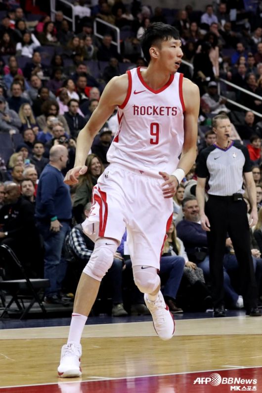 저우치는 신장과 결별하는 과정에서 논란이 있었고 이로 인해 계약 관련 세부 내용이 공개됐다. 저우치는 무려 2000만 위안의 계약을 맺었고 기타 수입까지 포함하면 이젠롄 다음 수준의 대우를 받았다. 저우치는 현실 가능성이 떨어지는 NBA 도전보다 자신이 왕이 되며 좋은 대우를 받을 수 있는 중국을 선택했다. 사진=AFPBBNews=News1