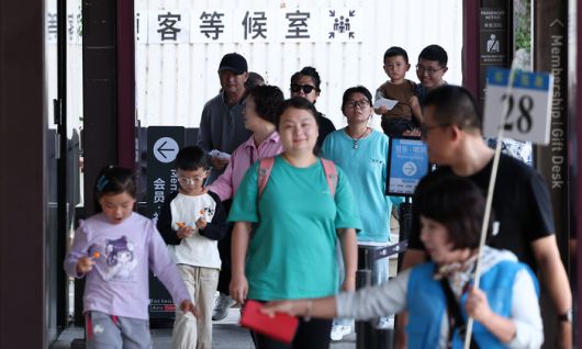 중국 단체관광객의 무비자 입국이 시작된 29일 서울 중구 신라면세점 서울점에서 중국인 관광객들이 면세점을 둘러보고 있다. [뉴스1]