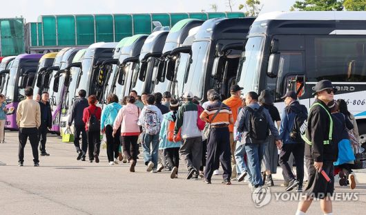 중국인 단체관광객 무비자 입국 첫날인 29일 오전 인천 연수구 인천항 국제크루즈터미널에 입국한 중국인 단체 크루즈관광객들이 버스로 향하고 있다. [사진 출처 = 연합뉴스]