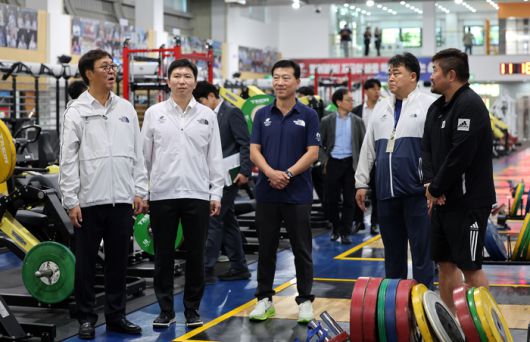 최휘영 문화체육관광부 장관(왼쪽)이 29일 충북 진천 국가대표 선수촌을 방문해 유승민 대한체육회 회장(왼쪽 둘째), 김택수 국가대표선수촌장(가운데)과 시설을 둘러보고 있다. 문화체육관광부