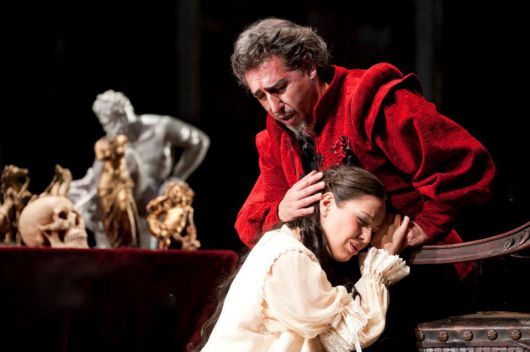 베르디 작품 해석에 탁월하다는 평가를 받는 이탈리아 성악가 알베르토 가잘레가 오페라 '리골레토'의 주인공 리골레토를 연기하고 있다. 솔오페라단