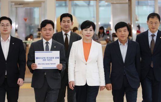 더불어민주당 3대 특검 대응특위 전현희 위원장 등이 1일 종로구 광화문KT 빌딩에 마련된 김건희 특검 사무실을 방문하고 있다.  [사진 출처 = 연합뉴스]