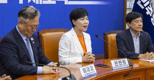 더불어민주당 3대 특검 특별위원회 총괄 위원장인 전현희 최고위원과 위원들이 1일 국회에서 회의를 열고 있다. [사진 출처 = 연합뉴스]