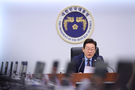 이재명 대통령이 2일 용산 대통령실에서 수석보좌관회의를 주재하는 모습. [사진 출처 = 연합뉴스]