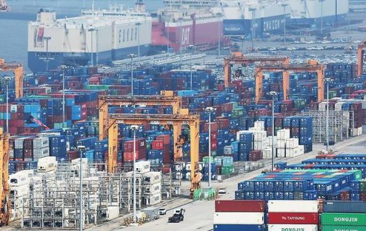 컨테이너가 쌓여 있는 경기도 평택항 모습 [사진 = 연합뉴스]