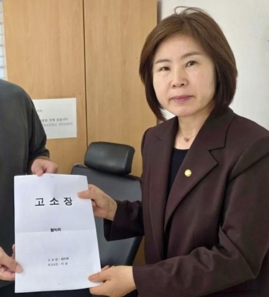 김미애 국민의힘 의원이 자신에게 살해 협박 문자를 보낸 사람을 고소하는 내용의 고소장을 제출하고 있다. [사진 = 김미애 의원 페이스북 갈무리]