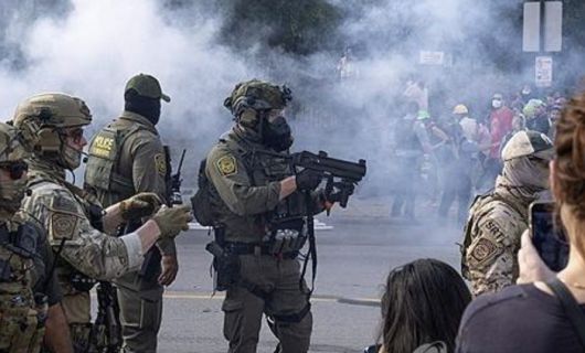 일리노이주 브로드뷰의 브라이튼 파크 인근에서 한 여성을 총격한 혐의로 연방 법 집행 요원들이 지역 주민들과 활동가들과 대치하고 있다. [사진 = 연합뉴스]