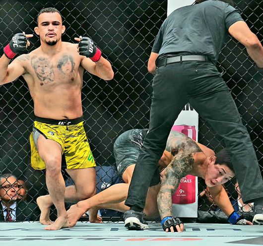 다니에우 구스타부 곤자가 산투스가 2025년 10월 미국 네바다주 패러다이스의 티모바일 아레나 UFC320 계약 체중 69.4㎏ Preliminary card 제3경기 ‘좀비 주니어’ 유주상에게 2라운드 21초 KO승을 거두며 기뻐하고 있다. 사진=TKO