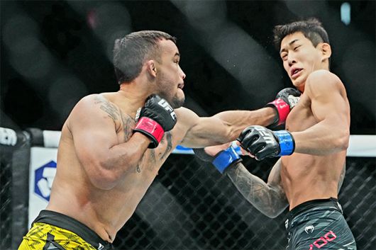 다니에우 구스타부 곤자가 산투스가 2025년 10월 미국 네바다주 패러다이스의 티모바일 아레나 UFC320 계약 체중 69.4㎏ Preliminary card 제3경기 ‘좀비 주니어’ 유주상을 공격하고 있다. 사진=Imagn Images=연합뉴스 제공