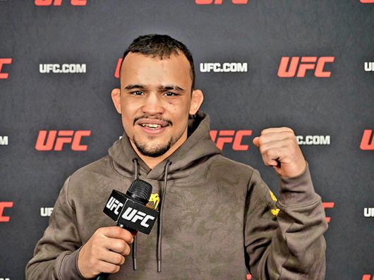 다니에우 구스타부 곤자가 산투스가 2025년 10월 미국 네바다주 패러다이스 티모바일 아레나 UFC 320 포스트 파이트 인터뷰를 하고 있다. 사진=TKO