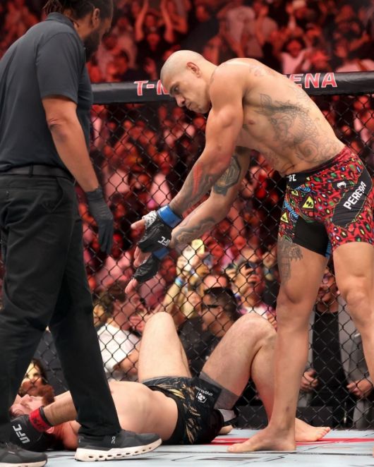 페레이라는 지난 5일(한국시간) 미국 네바다주 라스베이거스 T-모바일 아레나에서 열린 마고메드 안칼라에프와의 UFC 320 메인 이벤트 라이트헤비급 타이틀전에서 1라운드 1분 20초 만에 TKO 승리했다. 사진=블리처리포트 SNS