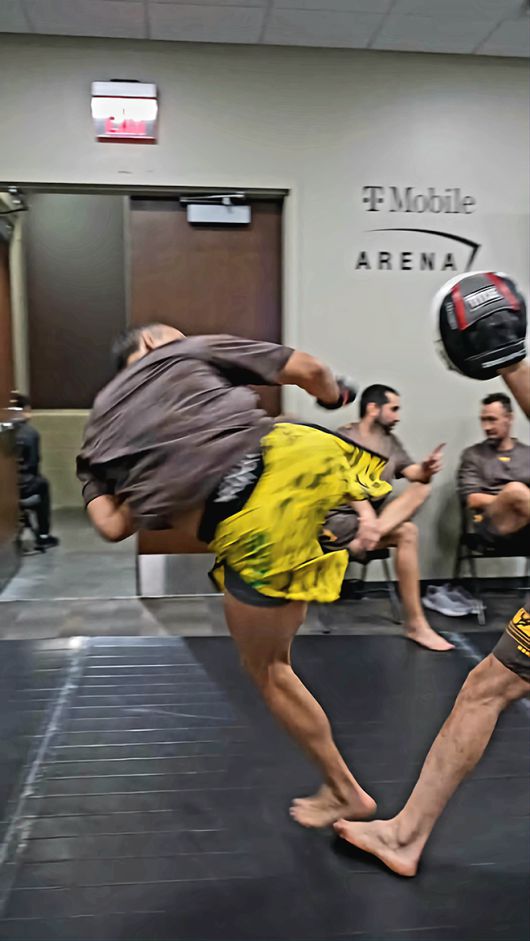 다니에우 구스타부 곤자가 산투스가 2025년 10월 미국 네바다주 패러다이스의 티모바일 아레나 UFC320 계약 체중 69.4㎏ Preliminary card 제3경기를 위해 몸을 풀고 있다. 사진=TKO