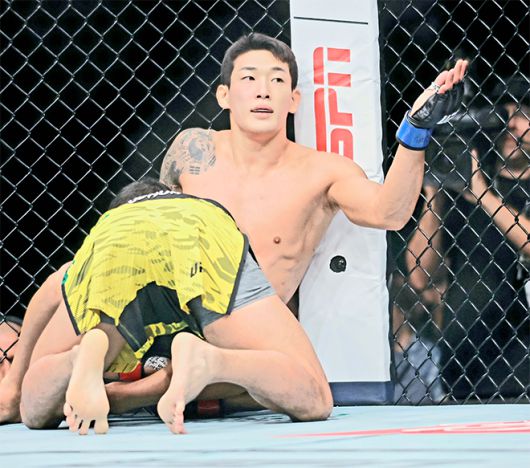 ‘좀비 주니어’ 유주상이 2025년 10월 미국 네바다주 패러다이스의 티모바일 아레나 UFC320 계약 체중 69.4㎏ Preliminary card 제3경기 다니에우 구스타부 곤자가 산투스의 그래플링을 조롱하고 있다. 사진=AP=연합뉴스 제공