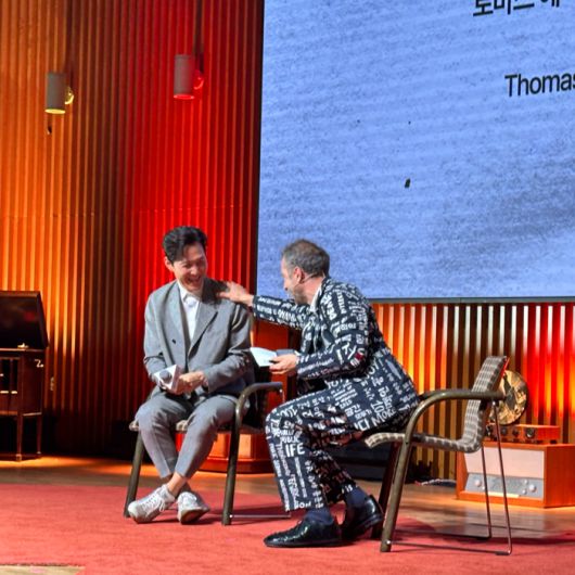 제5회 서울도시건축비엔날레 개막포럼 특별 인터뷰에서 마주한 배우 이정재와 토마스 헤더윅 총감독 / 사진=권효정 여행+ 기자