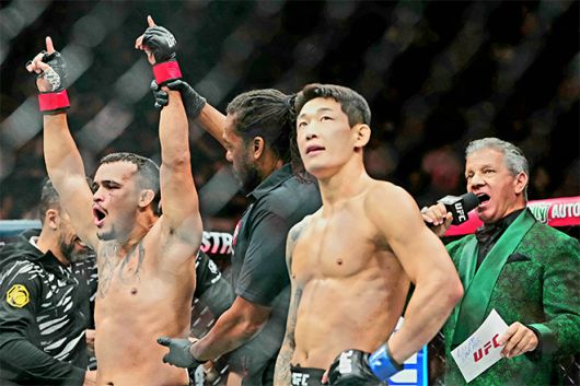 다니에우 구스타부 곤자가 산투스가 2025년 10월 미국 네바다주 패러다이스 티모바일 아레나 UFC 320 승리 선언을 들으며 감격하고 있다. 오른쪽은 UFC 데뷔 2연승 및 종합격투기 13연승 무산을 아쉬워하는 ‘좀비 주니어’ 유주상. 사진=Imagn Images=연합뉴스 제공