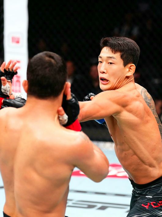 다니에우 구스타부 곤자가 산투스가 2025년 10월 미국 네바다주 패러다이스의 티모바일 아레나 UFC320 계약 체중 69.4㎏ Preliminary card 제3경기 ‘좀비 주니어’ 유주상의 공격을 피하고 있다. 사진=TKO