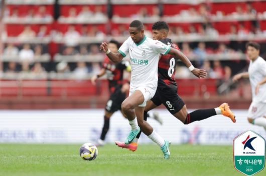 대전 에르난데스(사진 왼쪽)가 빠르게 드리블하고 있다. 사진=한국프로축구연맹