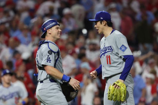 윌 스미스가 1차전을 마친 뒤 사사키와 인사를 나누고 있다. 사진= Getty Images/AFP= 연합뉴스 제공
