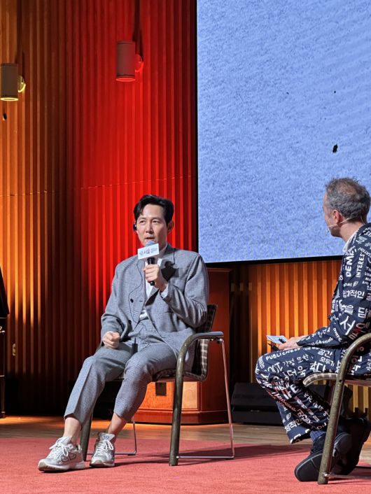제5회 서울도시건축비엔날레 개막포럼 특별 인터뷰를 진행하고 있는 배우 이정재와 토마스 헤더윅 총감독 / 사진=권효정 여행+ 기자